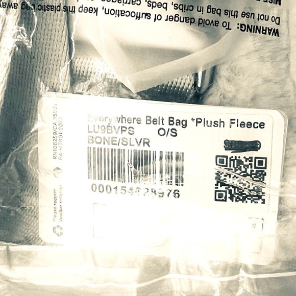 Authentic LULULEMON Plush Fleece Everywhere Belt Bag 1L Bone/ Silver NEW
NEW - Picture 10 of 12